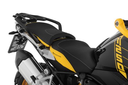 Wunderlich bietet ab sofort sowohl die Fahrer- als auch die Beifahrer Sitzbänke für die BMW R 1250 der Edition "40 Years GS", ...