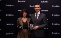 Francisco Almada Lobo (CEO) und Diana Macedo (Finance Senior Director) mit dem Deloitte's Market Catalyst Award