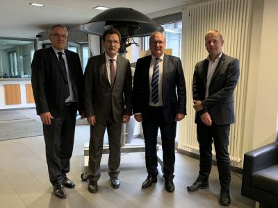 V. l. n. r.: Dr. Thomas Herzog, Vizepräsident BBK, Christoph Unger, Präsident BBK, Dr. Dietmar Gollnick, CEO e*Message W.I.S. GmbH und Hendrik Roggendorf, Referatsleiter im BBK, Copyright: e*Message