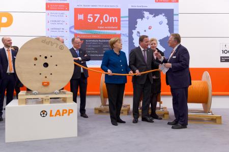 Beeindruckt von der digitalen Lösung auf dem Stand von LAPP: Bundeskanzlerin Dr. Angela Merkel und der schwedische Ministerpräsident Stefan Löfven – rechts im Bild Andreas Lapp