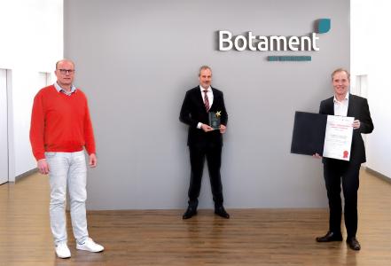 Übergabe der Hagebau-Auszeichnung (v. l. n. r. Frank Große, Leiter Spezialisierungssystem Vertrieb Bauen + Modernisieren; Roland Schepers, Geschäftsführer Botament; Hermann Rohling, Vertriebsleitung D-A-CH Botament)