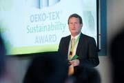 Gastgeber des Abends: OEKO-TEX® Generalsekretär Dr. Jean-Pierre Haug begrüßte die Gäste und stellte das neue STeP-Zertifizierungssystem vor