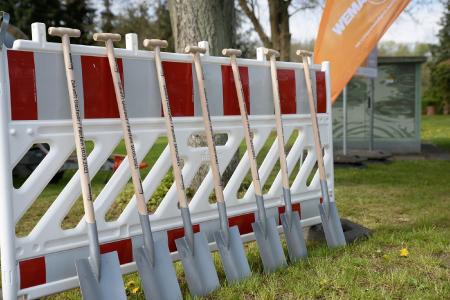 Am 10.05.2021 war es in der Stadt Parchim endlich so weit: Im Ortsteil Damm erfolgte der Spatenstich und damit der Baustart für den Breitbandausbau. Foto: WEMAG/SKRmedia