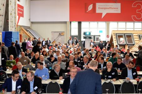 DHV-Frühjahrstagung 2017: Äußerst inspiriert von der Praxisrelevanz der anspruchsvollen Fachvorträge zeigten sich die rund 150 Gäste bei der gemeinsamen Frühjahrstagung 2017 des Deutschen Holzfertigbau-Verbandes e.V. (DHV) und der 81fünf high-tech & holzbau AG, die beim Dachfensterhersteller Roto in Bad Mergentheim stattfand / Foto: Achim Zielke für den DHV, Ostfildern; www.d-h-v.de