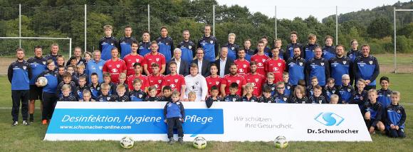 Der FC Beiseförth mit der Geschäftsführung der Dr. Schumacher GmbH