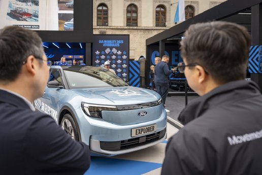 messefotograf-besucher-betrachten-explorer-e-auto-am-eventstand-muenchen.jpg