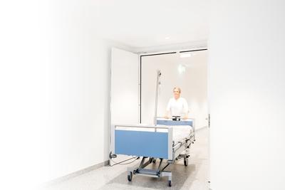 Türen offen halten – ganz nach Wunsch: mit der neuen Komfort-Rastfunktion der GEZE Freilauftürschließer. Bild: GEZE GmbH
