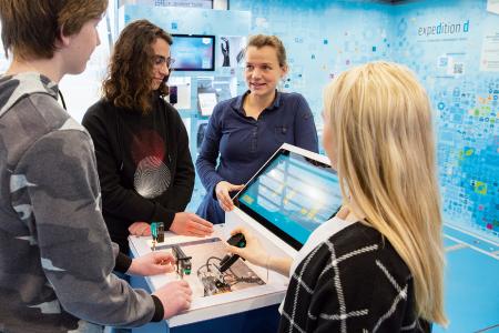 An der Station zur Sensorik ist Fingerspitzengefühl gefragt, um mit von Hand gesteuerten Sensoren ein virtuelles Auto einzuparken. Foto: (c) Baden-Württemberg Stiftung gGmbH