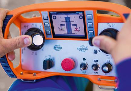 The new remote control of the AK 37/4000 and AK 46/6000 with its colour display offers an optimal overview of all functions and can show images from up to four wireless cameras on the display, thus ensuring best possible building site surveillance / Photo: Böcker Maschinenwerke, Werne