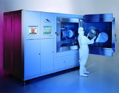 Edmund Optics® stärkt Kompetenz in der optischen Präzisionsbeschichtung mit Ionenstrahlsputtering-System von Veeco
