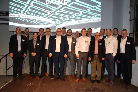 v.l.n.r. Alexander Dorn (HP), Dominik Feilen (IT-HAUS GmbH), Patrick Neth (IT-HAUS GmbH), Hartmut Husemann (HP), Olaf Winkelmann (HP), Stefan Corvers (HP), Dirk Nicklaus (HP), Marc Zimmermann (IT-HAUS GmbH), Michael Vaahsen (HPE), Stefan Sicken (IT-HAUS GmbH), Mattias Faber (HP), Gerhard Schiener (HPE), Dr. Thomas Simon (IT-HAUS GmbH), Tim Kartali (HP), Igor Riegel (HP), Holger Wenig (HP)