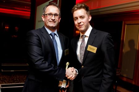 Hr. Fyall von Oliver Kinross gratuliert Hr. Einacker von Dr. Neuhaus zu den zwei Awards