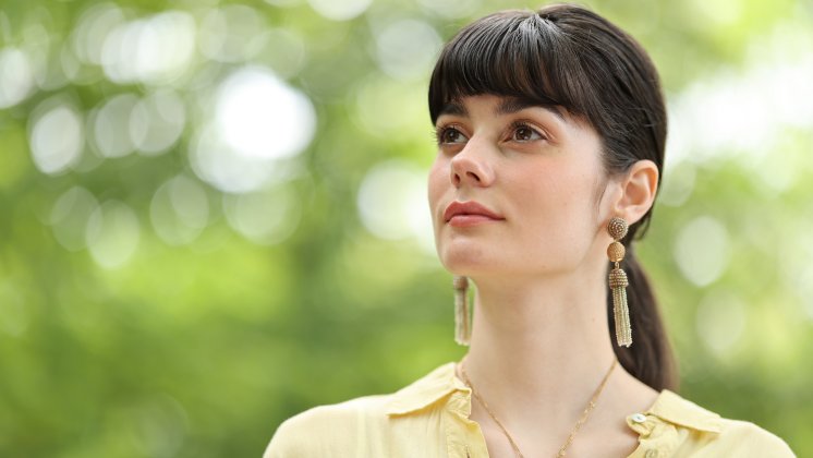 RF_85MM_F1-4L_VCM_Portrait_Outdoor_CINC_Sample_R52A3973_16_9.jpg