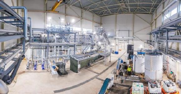 EU Projekt SWEETWOODS hat die ersten Meilensteine erreicht. Durch die Fertigstellung einer innovativen Bioraffinerie wird durch einen neuartigen Fraktionierungsprozess nachhaltige Laubholz-Biomasse in hoch-reines Lignin und Holzzucker verwandelt, welche an neuartigen Wertschöpfungsketten wie dem Biokunst-stoff Flüssigholz ARBOFORM® erforscht werden. (Fotos mit freundlicher Genehmigung von SWEETWOODS)