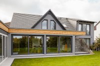 Das Einfamilienhaus von Maler- und Lackierermeister Frank Lepper nach der Sanierung der Fassade: Die Wandflächen wurden mit ThermoSan NQG Fassadenfarbe in einem Granit-Ton ausgeführt, der sich ausgezeichnet mit dem dunkleren Anthrazit der Giebel kombiniert. Für letztere kam die Capadur Wetterschutzfarbe Matt zum Einsatz (Foto: Caparol Farben Lacke Bautenschutz/Claus Graubner)