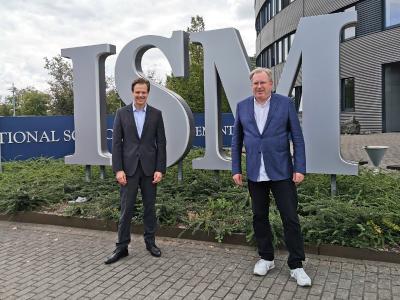 Prof. Dr. Ingo Böckenholt (r.) und Steffen Bolz (l.) machen das Thema Unternehmensnachfolge zum gemeinsamen Projekt