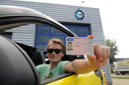 Technik cool? TÜV SÜD checkt Autos für Führerscheinneulinge bis 24 Jahre.