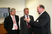 Staatssekretär Richard Drautz (rechts) im Gespräch mit Manfred Wittenstein, Vorstandsvorsitzender der WITTENSTEIN AG (Mitte) und Ulrich Boelcke, Geschäftsführer der WITTENSTEIN intens GmbH (links)