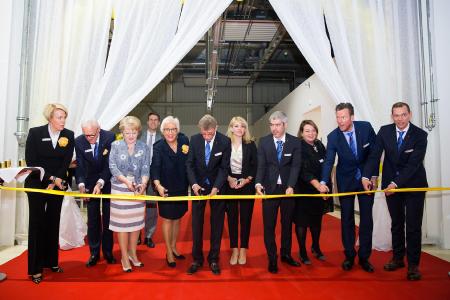 Festive opening: Together with Mayor Astrid Cora Fodor (third from left) and other HARTING managers and guests, the Harting family cuts through the ribbon