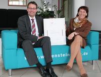 Für ihre familienfreundliche Personalpolitik ist die WITTENSTEIN AG erneut mit dem Zertifikat berufundfamilie ausgezeichnet worden / Erik Roßmeißl, Kaufmännischer Leiter der WITENSTEIN AG (l.) und Karin Markert, Leiterin Ausbildung und Nachwuchsförderung der WITTENSTEIN (r.), nahmen die Re-Zertifizierung 