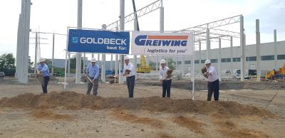 Am Freitag fand der Spatenstich für ein neues Logistikcenter am Duisburger Logport statt, das die GOLDBECK Niederlassung Münster im Auftrag von GREIWING baut. Mit dabei waren (v.l.): Frank Kauertz (Geschäftsführer Firma Topas), Dr. Ghanem Degheili (Duisburger Hafen), Jürgen Greiwing (Geschäftsführender Gesellschafter GREIWING), Christian Terwey (Niederlassungsleiter GOLDBECK Münster) und Matthias Geiss (Geschäftsführer GREIWING). (Foto: GREIWING)
