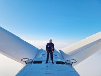 Auf dem Titelbild des diesjährigen Nachhaltigkeitsberichts zeigt die WEMAG ihren Mitarbeiter Thoralf Taft. Der Kollege aus der technischen Betriebsführung Windkraft sorgt mit der jährlichen Begehung der unternehmenseigenen Windkraftanlagen dafür, dass bei der Erzeugung von sauberer Windenergie „alles rund läuft“. Der zum Teil sehr mühsame Weg nach oben wird umso öfter mit herrlichen Ausblicken belohnt. Foto: WEMAG/Witteck