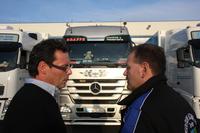 links: Manfred Graffe, Geschäftsführer LTG, rechts: Thomas Neumann, Fuhrparkleiter Spedition Schmelzer; Reifenwechsel nach der ersten Testfahrt