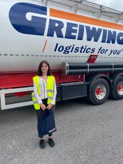 Zum Start in das Berufsleben heißt GREIWING in diesem Jahr 17 neue Auszubildende willkommen, eine von ihnen am Standort Worms. (Foto: GREIWING logistics for you GmbH)