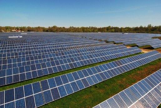 8MW Vorgängerprojekt mit 35000 Solarmodulen von Canadian Solar in Villeneuve de Marsan in F.jpg