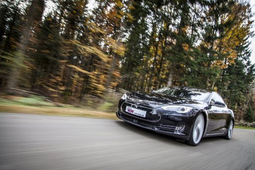 PR_KW_DDC_ECU_Tesla-S_Fahraufnahme_01.jpg