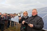Die NEG-Vorstände Cornelia Meissner und Rolf Bemmann prüfen die Betriebsbereitschaft der Photovoltaikanlage auf der Deponie Paarsch mit dem so genannten 