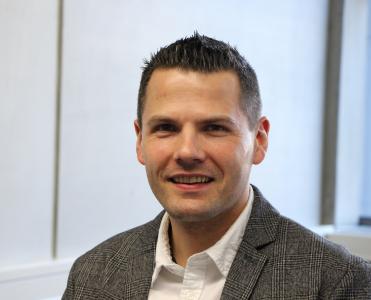Prof. Dr. Patrick Ulrich von der Hochschule Aalen beschäftigt sich mit der Zukunft der Arbeit. Die Ergebnisse der Studie sind jetzt in das Buch „Digitale Arbeitswelten im Mittelstand. Veränderungen und Herausforderungen“ eingeflossen. © Hochschule Aalen | Saskia Stüven-Kazi