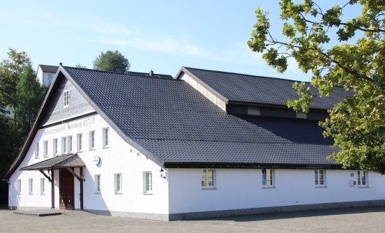 Diese beeindruckende Schützenhalle wurde mit Metalldachpfannen LM D-TILE eingedeckt.JPG