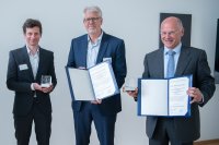 Florian Tauser, Wilhelm Kaenders and Alfred Leitenstorfer, receiving the DPG Technology Prize at the award ceremony in Eggenstein-Leopoldshafen on 12 May 2023.