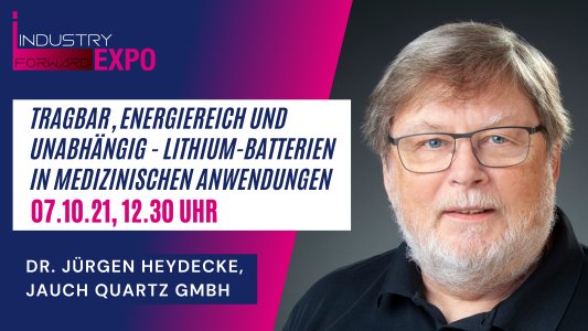 Dr. Jürgen Heydecke, Referent der Jauch Quartz GmbH, spricht während der Industry Forward Expo über Lithium-Batterien in medizinischen Anwendungen.