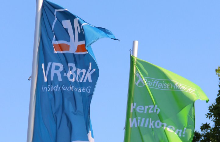 VR Bank Südniedersachen_Fahnen.jpg