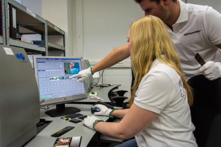 Der Fotomedienfachmann/-frau lernt im Rahmen seiner Ausbildung u. a. die Digitalisierung von Negativfilmen.