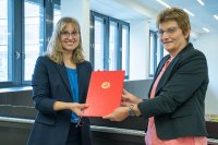 Prof. Dr. Sabine Lins (links) gemeinsam mit Kanzlerin Christiane Claus anlässlich der Übergabe der Ernennungsurkunde. - Foto: Hochschule Bremen / Thomas Ferstl