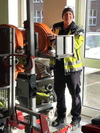 PRONOMIC_Feuerwehr_Hebelift_ergonomisches Schlauchhandling_Feuerwehrmann1.jpg