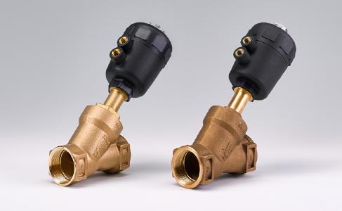 Links Original, rechts Fälschung: Bei der 1:1 Kopie des Ventils wurden alle Bürkert-typischen Designelemente übernommen. (Copyright: Aktion Plagiarius e.V.)
