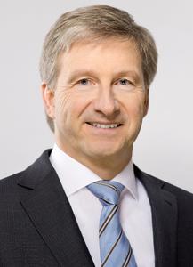 Prof. Dr.-Ing. Axel Stepken, Vorsitzender des Vorstandes der TÜV SÜD AG, ist stolz auf die Geschichte des Unternehmens und erläutert: "Erst Sicherheit lässt aus Innovationen Fortschritt werden"