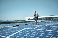Bei PV-Aufdachanlagen werden die Generatoranschlusskästen häufig direkt unter dem Dach montiert Mit den geringen Abmaßen von nur 200 x 200 x 132 mm finden PV Next „Mini“ auch unter dem Dach in der kleinsten Ecke Platz