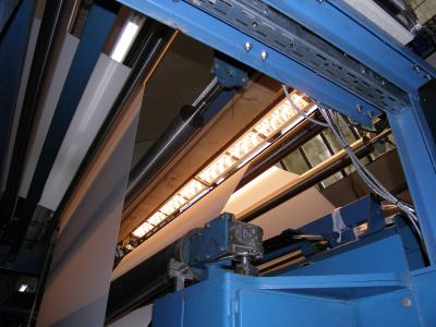 Installierte Prozesskontrolltechnik in einer Textilveredelungsanlage zur In-line-Überwachung (Bahnbreite und -länge = 3.6 x70 m). (Bild: Dr. O. Daikos, © IOM)
