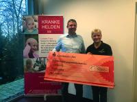 Ralf Keilwerth, Betriebsleiter des winkler Zentrallagers Ulm, mit Elvira Wäckerle, Vorsitzende des Förderkreises Ulm für tumor- und leukämiekranke Kinder e.V., bei der Spendenübergabe in den Räumlichkeiten des Vereins