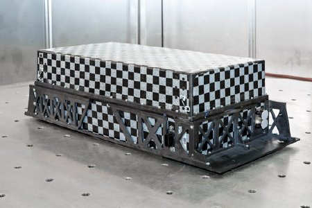 Leicht, nachhaltig, sicher und effizient: Das Batteriegehäuse aus einem Polymerschaumkern und endlosfaserverstärkten Thermoplasten (CFRTP) ist innerhalb von nur zwei Minuten hergestellt und das ohne Nachbearbeitung. Foto: Fraunhofer LBF, Raapke