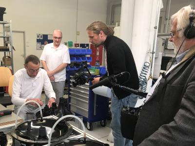 Dreharbeiten in der Fertigung von Efficient Energy in Feldkirchen bei München