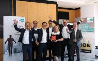 Die Geschäftsführungen der CONET-Unternehmen präsentieren stolz die TOP CONSULTANT-Trophäe