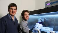 Professor Oesterschulze (links) und Alexander Hein nutzen elektrochrome Materialien für ihre Technik ... / Foto: Thomas Koziel/TUK
