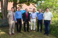 WEMAG-Vorstandsmitglied Caspar Baumgart, Johann-Georg Jaeger von Bündnis 90/Die Grünen MV, WEMAG-Vorstandsmitglied Thomas Pätzold, Dr. Graham Butt vom Energieministerium MV, Bernd Pommerehne vom Verein für Nachhaltige Energien e.V. und Mathias Groth von der WEMAG (v.li.)Foto: WEMAG/Rudolph-Kramer