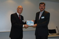 Prof. Dr. Wolfgang Rosenstiel, Vorstandsvorsitzender des edacentrum, übergibt das Strategiepapier eDesign 2010-2014 an Dr. Helmut Bossy, Vertreter des Referats Elektroniksysteme/ Elektromobilität des BMBF